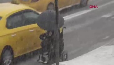 Bursa'da tekerlekli sandalyesinde elindeki şemsiye ile karda ilerledi