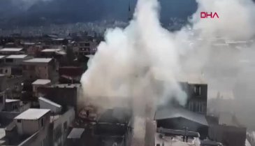 Bursa'da 3 katlı binanın terasında yangın!