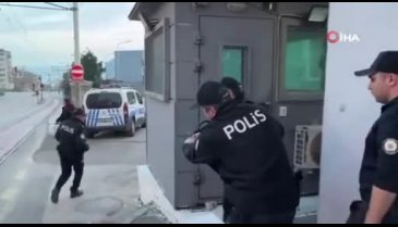 Polisin baskın düzenlediği evde silah, tarihi eser, uyuşturucu ele geçirildi