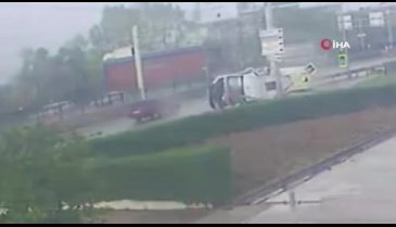 Bursa'da 1 çocuğun öldüğü, 5 kişinin yaralandığı kaza anı kamerada...