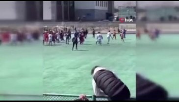 Futbol sahası meydan muharebesine döndü!