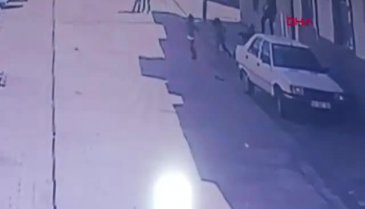 3 yaşındaki çocuğu tekmeleyerek hastanelik etti!
