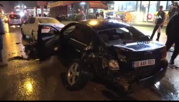 Bursa'da polise kamyonet çarptı!