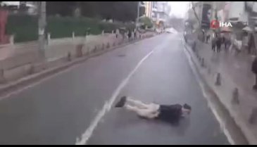 Otobüsün önüne atlayan şahıs yürekleri ağza getirdi