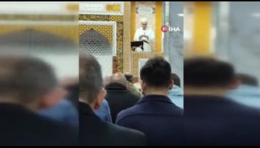 Kedi Lola beş vakit camiye gidiyor