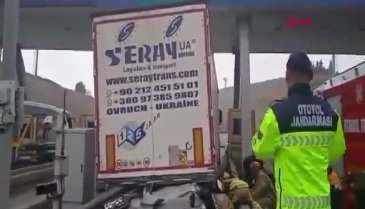 Feci kaza! Tırın altına giren otomobil kağıt gibi ezildi...