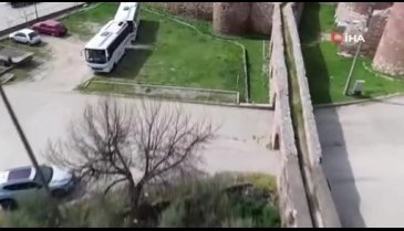 Turistler, Osmanlı Dönemi'ne ait mezar taşı buldu