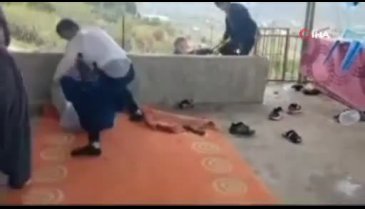 İki aile arasında feci kavga: Küreklerle birbirlerine vurdular! İşte o görüntüler...