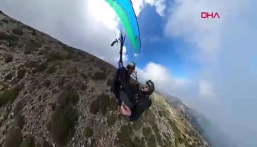 Yamaç paraşütüyle uçarken saç tıraşı yaptı