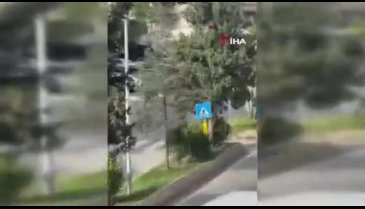 Trafikteki kavga kamerada: Öfkeli sürücü otomobilin camını kırdı