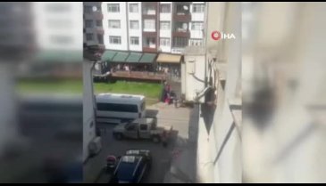 Acımasızca yerlerde sürüklediler! Kadınların kavgasını erkekler zor ayırdı...