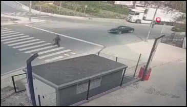 Yayanın üzerine otomobili sürdü: O anlar kamerada...