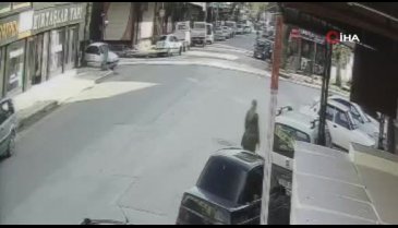 Bursa'da otomobil ile motosiklet çarpıştı, 2 kişi yaralandı: Kaza anı kamerada
