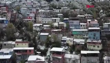 Uludağ'ın eteklerindeki mahallelerde rengarenk evler beyaz örtüyle kaplandı