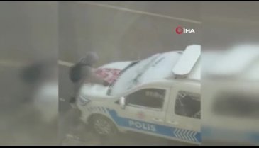 Türk bayrağının üzerindeki karları böyle temizledi!