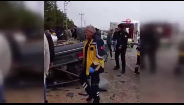 Otomobil kağıt gibi ezildi! Ölü ve yaralılar var