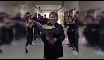 Bursa'da emekli olan öğretmenlerini böyle uğurladılar