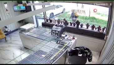 Bursa'da soygun girişiminin görüntüleri ortaya çıktı: İşte korku dolu anlar...