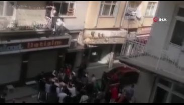 Konya'da yangında mahsur kalanların, vatandaşların açtığı battaniyeye atlayarak kurtulduğu anlar kamerada