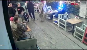 Eşinin gözü önünde silahlı saldırıya uğradı!