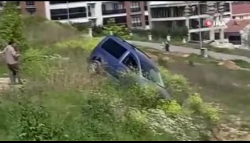 El freni çekilmeyi unutulan araç şarampole uçtu