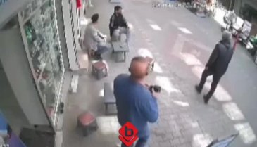 Bursa'da deprem anında panik anları! Tuğlalar sokağa düştü...