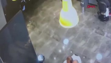 Depremde yarım kalan saç tıraşı bahçede tamamlandı