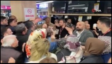 İndirimli ürün almak için birbirlerine girdiler! Akılalmaz anlar...