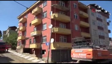 İstanbul Sancaktepe'de depremde hasar gören 5 katlı bina kontrollü şekilde yıkıldı