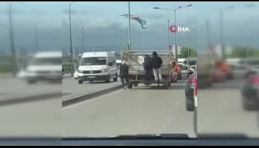 Görüntü Bursa'dan! Trafiğin göbeğinde canlarını hiçe saydılar!