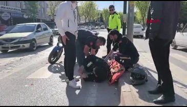 Bursa'da yayaya yol vermek için duran otomobile motosiklet çarptı