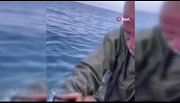 Yakaladığı ahtapotu öpüp sevdi, denize bıraktı