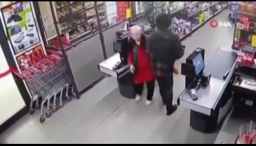 Zincir markette korku dolu anlar! Kasiyere...