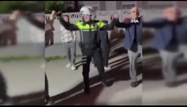 Trafik polisi halay çekti: İşte o renkli görüntüler...