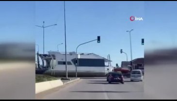 Tekne "karadan" yürütüldü... O anlar kamerada