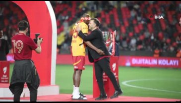 Galatasaraylı oyuncular Türkiye Kupası'nı kaldırdı, coşku zirveye ulaştı