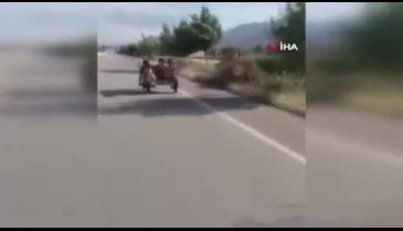 Motosikleti yatarak sürdü! Tehlikeli akrobasi kamerada...