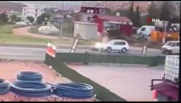 Motosiklet savruldu, sürücü ağır yaralandı: O anlar kamerada