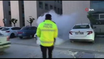 Bursa'da hastanenin otoparkında bir araç alevlere teslim oldu