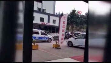 Hastanede korku dolu anlar! Boğazına bıçak dayadı...