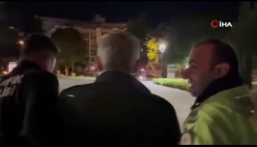 Bursa'da ilginç anlar: Polislere sigara uzattı!