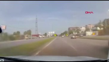 Lastiği patlayan otomobilin karşı şeride geçtiği kaza kamerada