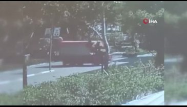 Bursa'da feci olay! Duramadı, kamyonetin altına girdi...