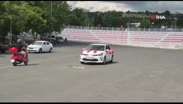 Eşinden boşanmasını göbek atarak kutladı!