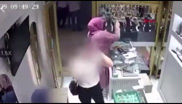 Bursa'da kuyumcuda film gibi hırsızlık! Göz göre göre altın bilekliği götürdü