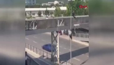 Korku dolu anlar! Üst geçitten atladı...