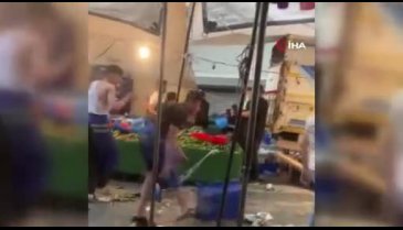 Pazarcılarla müşteri birine girdi! Kasa ve sopalar havada uçuştu