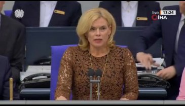 Alman meclisinde İsrail'i protesto eden bir kişi zorla dışarı çıkarıldı