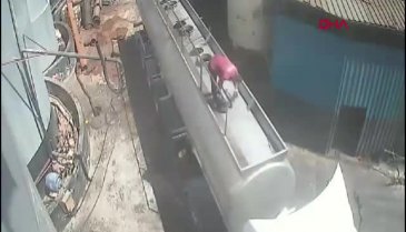 Ağzında sigara ile hiç yapmaması gerekeni yaptı!  Sonrası korkunç...