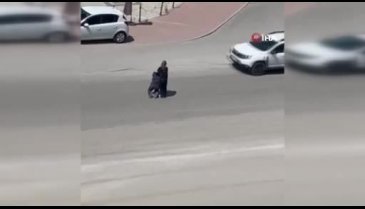 Bursa'da anlam verilemeyen sahne! Şiddet gördü, eşini savundu...